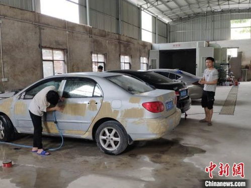 中国新闻网 湖南小伙开汽车美容扶贫车间助贫帮困